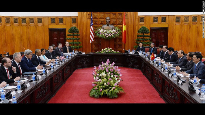Tổng thống Mỹ Obama gặp gỡ Thủ tướng Nguyễn Xuân Phúc chiều 23/5. Ảnh CNN.