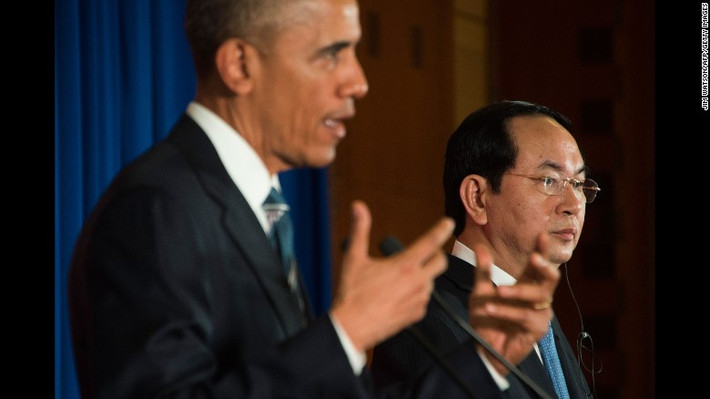Tổng thống Mỹ Barack Obama cùng Chủ tịch nước Trần Đại Quang họp báo tại Trung tâm Hội nghị Quốc tế, Hà Nội. Tại cuộc họp báo, Tổng thống Barack Obama công bố Mỹ gỡ bỏ hoàn toàn lệnh cấm vận vũ khí đối với Việt Nam. Ảnh CNN.