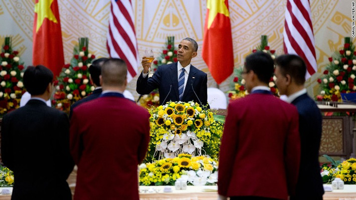 Sau khi kết thúc buổi họp báo ở Trung tâm Hội nghị Quốc tế, Tổng thống Obama dự quốc yến chiêu đãi do Chủ tịch nước Trần Đại Quang chủ trì. Ảnh CNN.