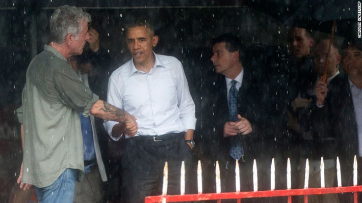 Ông Obama bắt tay đầu bếp nổi tiếng Anthony Bourdain, người đã cùng ông thưởng thức món bún chả tối 23/5. Ảnh CNN.