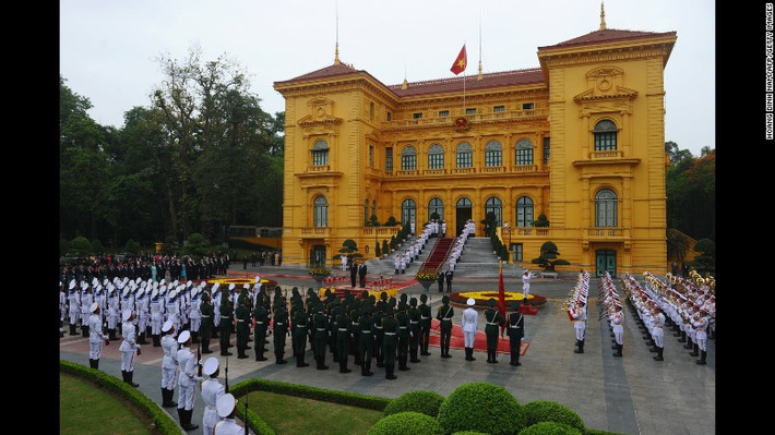 Trước đó, đúng 10h30 ngày 23/5, Lễ đón chính thức Tổng thống Mỹ Barack Obama thăm Việt Nam đã diễn ra tại Phủ Chủ tịch. Ảnh CNN.