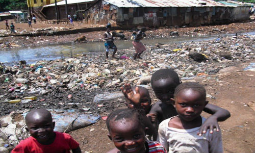 Sierra Leone là một quốc gia nhỏ ở Tây Phi từng chịu ảnh hưởng của cuộc nội chiến Sierra Leone (1991-2002) khiến hơn 50 nghìn người chết và hơn 2 triệu người phải sơ tán. Tuổi thọ trung bình ở quốc gia này cũng rất thấp, chỉ 46,26 tuổi.