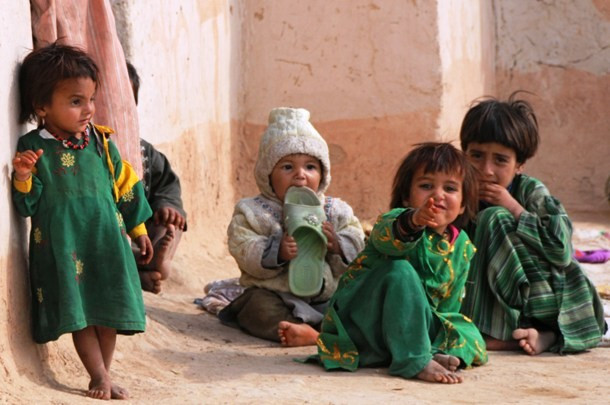 Tuổi thọ trung bình của người dân Afghanistan là 47,32. Những cuộc xung đột hiện nay tại quốc gia châu Á này đã ảnh hưởng tới hệ thống y tế nước này.