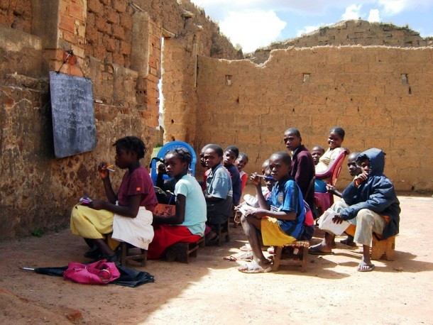 Angola đối mặt với nhiều dịch bệnh như dịch tả, sốt rét, bệnh dại, sốt xuất huyết, lao,... trong khi hệ thống chăm sóc y tế yếu kém khiến tuổi thọ trung bình của người dân nước này cũng rất thấp, chỉ 49,62 tuổi.