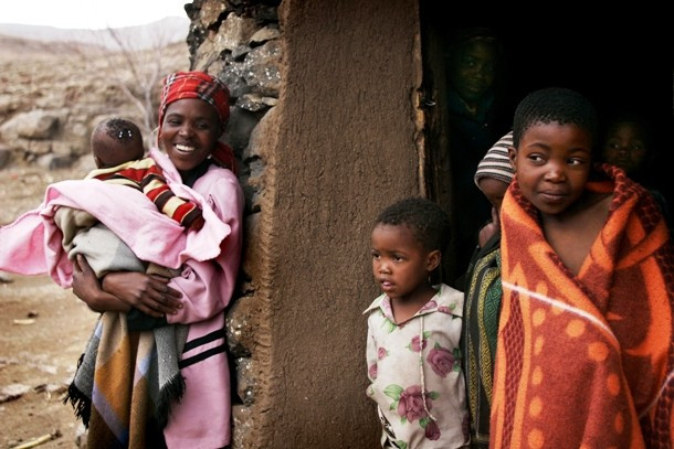 Lesotho là một quốc gia nhỏ, chỉ với hơn 2 triệu dân. Năm 2006, tuổi thọ trung bình của người dân ở Lesotho ước tính chỉ 42 tuổi. Hiện tại, tuổi thọ trung bình của người dân nước này là 46,02.