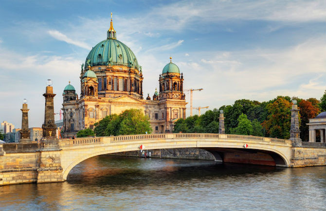 Thủ đô Berlin (Đức) có nhiều quán cà phê, bar, các công viên tuyệt đẹp,...