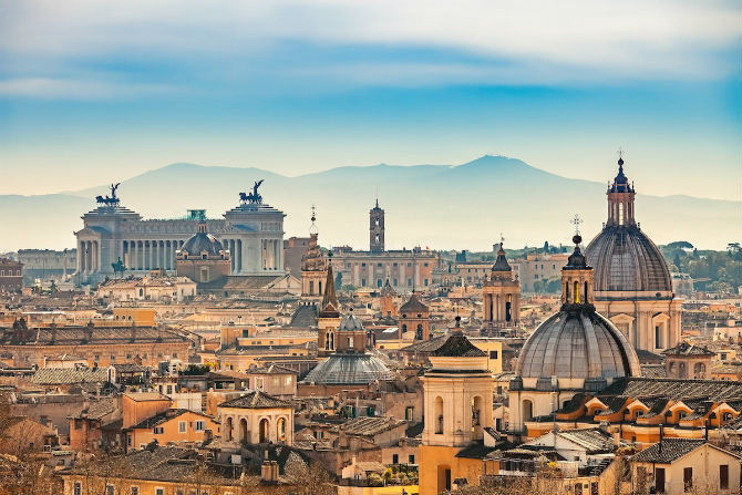Thủ đô Rome của Italy là một trong những điểm đến tuyệt vời nhất cho tuần trăng mật ở Châu Âu. Cặp đôi có thể thư giãn khi dạo quanh khu phố cổ của thành phố hay ngắm nhìn công trình kiến trúc cổ xưa như Đấu trường La Mã,...