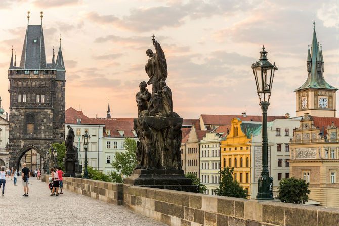 Thủ đô Prague của Cộng hòa Séc với lâu đài Prague cùng những khu vườn hoa hồng trên đỉnh Petrin Hill là những điểm đến lãng mạn.