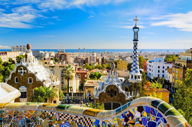 Đến Barcelona của Tây Ban Nha, các cặp vợ chồng mới cưới có thể vừa ngắm biển vừa khám phá những điểm đến như La Sagrada Familia hay công viên Park Güell,...