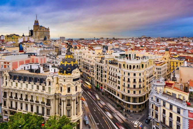 Thủ đô Madrid của Tây Ban Nha tập trung nhiều khu chợ nhộn nhịp, kiến trúc đầy màu sắc,...