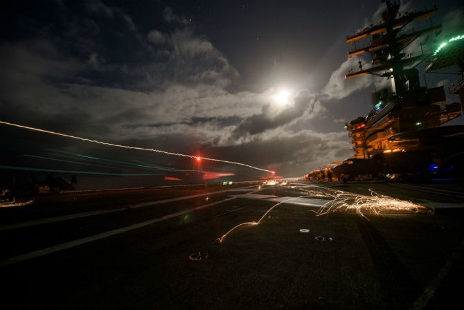 Lực ma sát giữa cáp hãm đà với boong tàu khi tiêm kích F/A-18 hạ cánh tạo nên những tia lửa đẹp mắt. Tiêm kích F/A-18 E/F Super Hornet là nòng cốt sức mạnh tác chiến trên không của các siêu hàng không mẫu hạm lớp Nimitz.