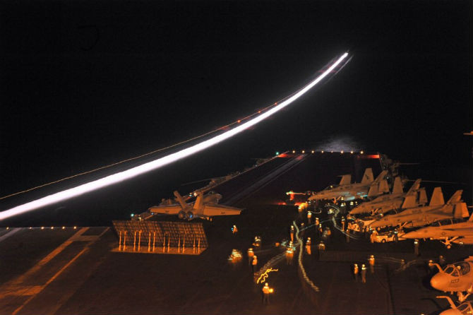 Tiêm kích F/A-18 lao vút lên bầu trời để lại một luồng sáng đẹp mắt từ ống xả của động cơ. F/A-18 có thể tác chiến không đối không, đối đất và đối hải mạnh mẽ. Các chuyên gia quân sự đánh giá, F/A-18 là một trong những tiêm kích trên hạm tốt nhất thế giới.