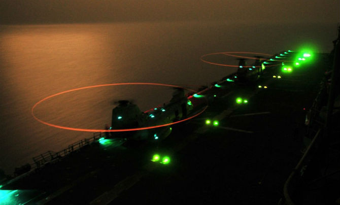 Hai trực thăng vận tải CH-46 tiếp nhiên liệu trên boong tàu đổ bộ tấn công USS Boxer. CH-46 được thiết kế để vận chuyển binh lính, trang thiết bị quân sự, tiếp tế hàng hóa từ tàu đổ bộ vào bờ và ngược lại. Trực thăng này đang được thay thế dần bằng máy bay MV-22 Osprey.