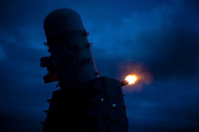 Hệ thống phòng thủ tầm cực gần Mk 15 Phalanx 20 mm lắp trên tuần dương hạm USS Cowpens (lớp Ticonderoga) khai hỏa khi thử nghiệm đánh chặn vào ban đêm. Mk-15 được thiết kế để đánh chặn tên lửa, vũ khí dẫn đường, hay máy bay tầm thấp đe dọa hoạt động của chiến hạm Mỹ.