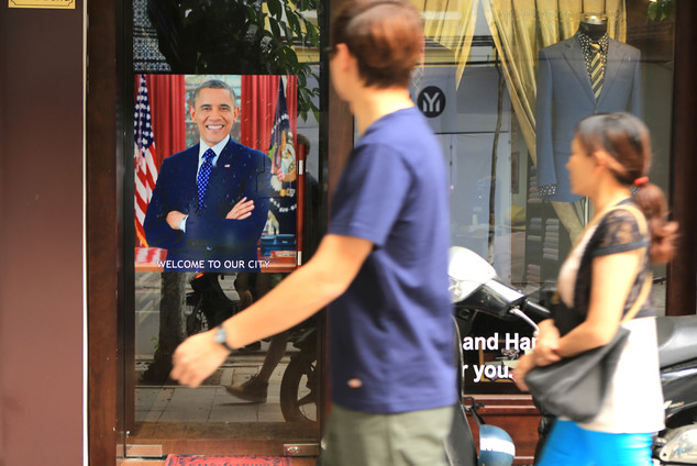 Tấm poster in hình Tổng thống Obama kèm dòng chữ bên dưới “Welcome to our city” (Tạm dịch: Chào mừng Tổng thống Mỹ Barack Obama đến Hà Nội) xuất hiện ở cửa ra vào một tòa nhà tại Hà Nội ngày 22/5/2016. Ảnh AP.
