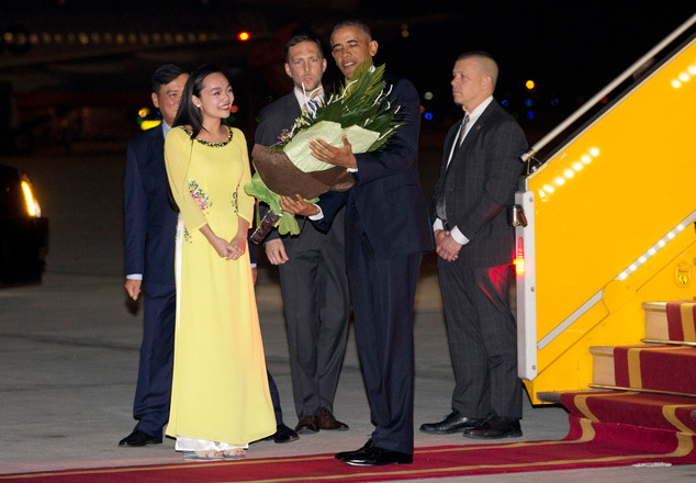 Cô gái Việt Nam vinh dự tặng hoa cho Tổng thống Obama là Trần Mỹ Linh, sinh viên K58 khoa Ngôn ngữ học, trường ĐH Khoa học xã hội và Nhân văn – ĐH Quốc gia Hà Nội. Sau khi tặng hoa cho Tổng thống Mỹ Obama và được bắt tay ông, Mỹ Linh đã không giấu được cảm xúc của mình. Cô nữ sinh tiết lộ đầy vẻ phấn khích: "Tớ nói thật là tay Barack Obama ấm lắm!". Ảnh: Daily Mail.