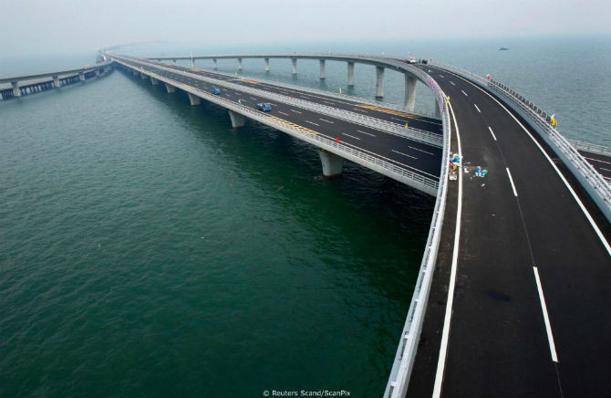 Cây cầu vượt biển Qingdao nối thành phố Thanh Đảo với quận Huangdao của tỉnh Sơn Đông (Trung Quốc) dài khoảng 42 km. Chi phí để xây dựng cây cầu này là gần 15 tỷ nhân dân tệ. Tuy nhiên, sau khi hoàn thành, cây cầu này lại rất vắng vẻ.