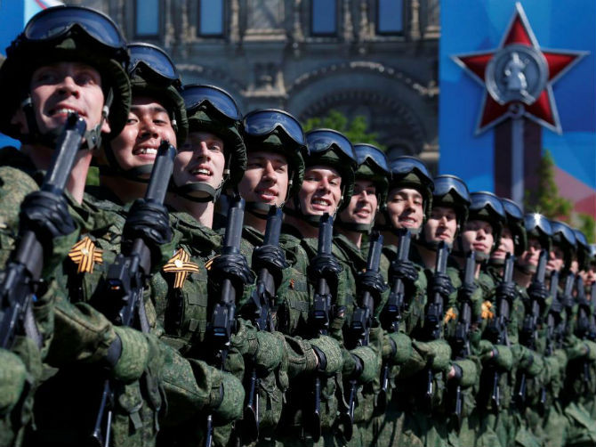 Các quân nhân Nga trong buổi diễu binh hoành tráng tại Quảng trường Đỏ ở thủ đô Moscow hôm 9/5.
