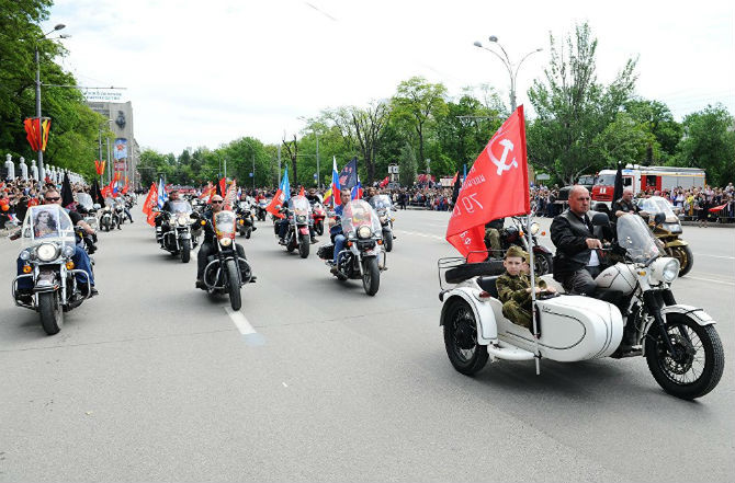 Một đoàn biker tham gia diễu hành “Trung đoàn bất tử” ở Rostov-on-Don nhân kỷ niệm 71 năm chiến thắng phát xít Đức.