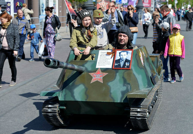 Người dân tuần hành ở Chelyabinsk.