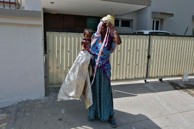 Do bận đi làm thuê, bố mẹ của bé Shivani, 15 tháng tuổi, đã phải dùng cách này để giữ con. Được biết, dù công việc vất vả nhưng hai vợ chồng chỉ kiếm được tổng cộng 7,6 USD mỗi ngày.