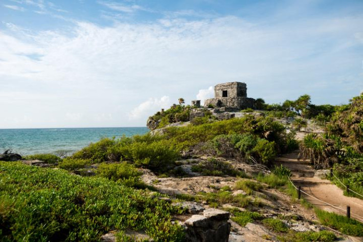 Tulum là một trong những thành phố cuối cùng ở Mexico mà người Maya từng xây dựng. Nơi đây có những kiến trúc cổ, nền văn hóa lịch sử lâu đời của đế chế Maya cùng bãi biển tuyệt đẹp cho du khách khám phá.