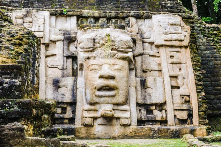 Lamanai là một địa điểm khảo cổ và từng là thành phố lớn của nền văn minh Maya, nằm ở phía bắc Belize.