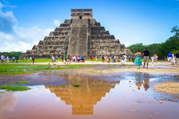 Chichen Itza là một trong những di tích đáng kính nể của nền văn minh Maya ở Mexico. Đây là một trong những địa điểm nổi tiếng nhất và thu hút đông du khách khi gần khu nghỉ dưỡng biển Cancun.