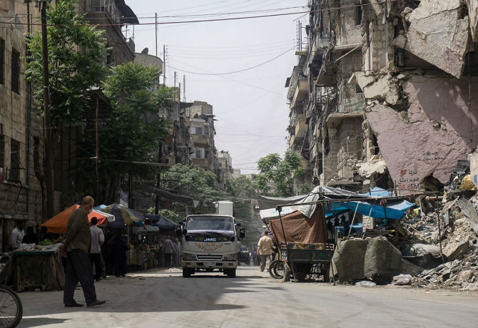 Ngày 25/4, quân nổi dậy nã pháo vào các khu dân cư ở phía đông thành phố Aleppo, khu vực do lực lượng chính phủ Syria kiểm soát, khiến ít nhất 19 dân thường thiệt mạng và hơn 100 người khác bị thương.