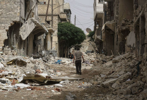 Cảnh đổ nát tại thành phố chết Aleppo khi những cuộc giao tranh giữa lực lượng ủng hộ chính phủ Syria và các nhóm nổi dậy tiếp tục diễn ra.