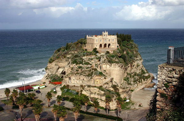 Khu nghỉ dưỡng Tropea ở Italy là một địa điểm du lịch lý tưởng.