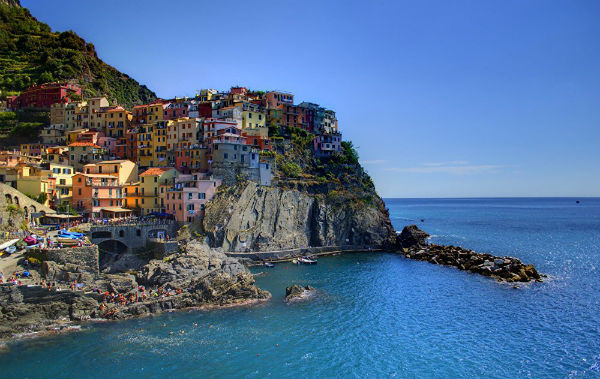 Thị trấn nhỏ Manarola đẹp như tranh vẽ ở Italy nằm trên một sườn núi.