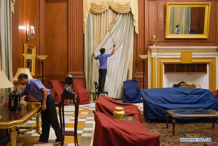 Các nhân viên đang dọn dẹp một căn phòng trong Dinh Rashtrapati Bhavan hôm 22/5.