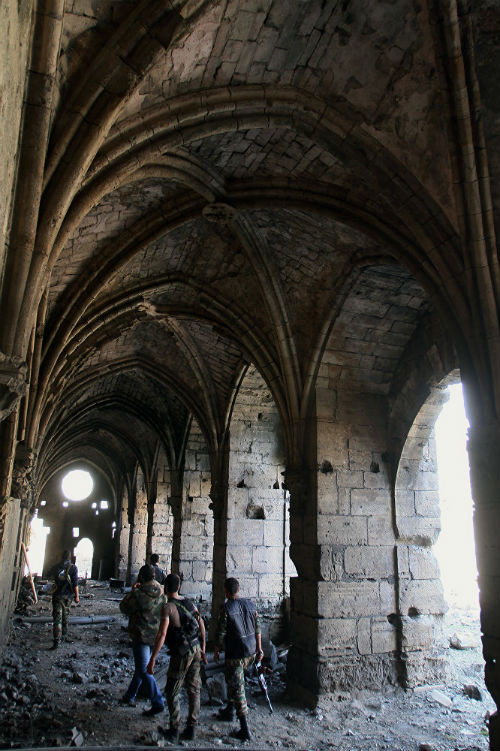 Binh sĩ Syria đi bộ trong hành lang của pháo đài Crac des Chevaliers khi dẫn các phóng viên tham quan ngày 21/3/2014.
