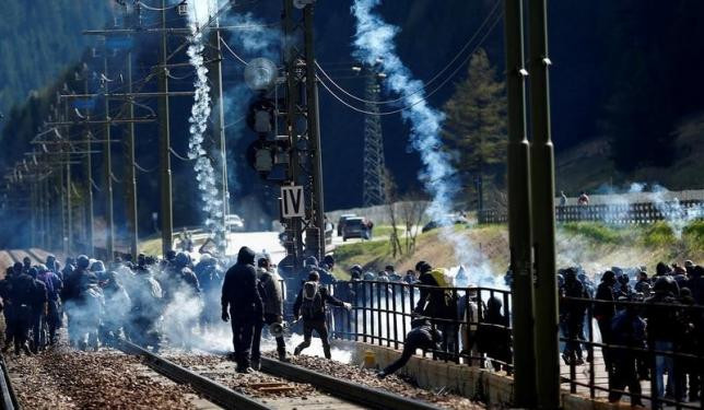 Cuộc đụng độ nổ ra giữa cảnh sát Italy và những người tuần hành phản đối việc Áo có kế hoạch xây hàng rào nhằm siết chặt biên giới Italy-Áo để kiểm soát dòng người di cư.