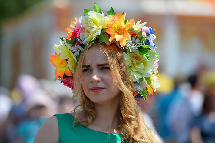 Một cô gái tham gia lễ hội văn hóa Karavon ở làng Russkoe Nikolskoe.
