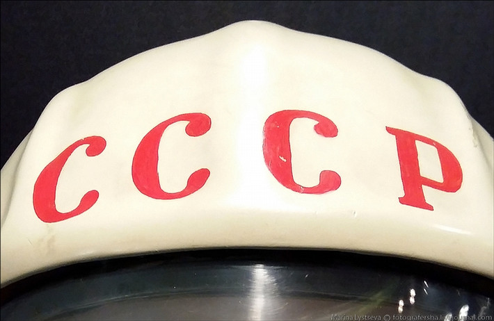 Dòng chữ CCCP nổi bật trên chiếc mũ bảo hiểm của Gagarin.