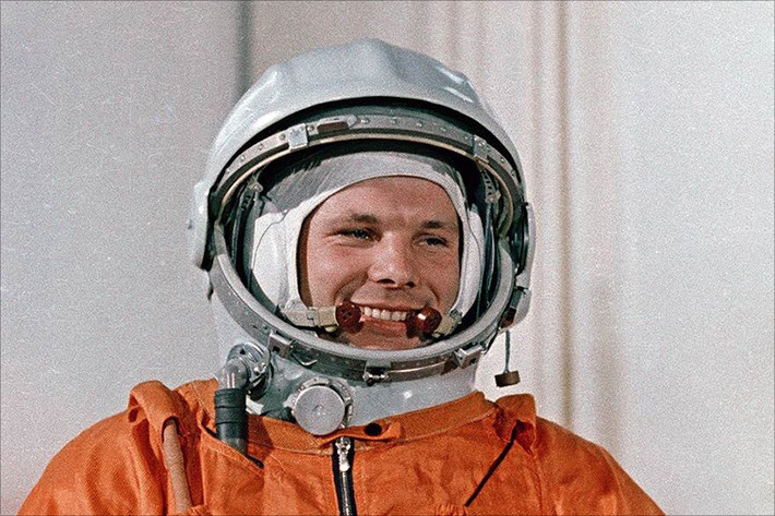 Theo nhiếp ảnh gia này, trong một số bức ảnh, trên chiếc mũ bảo hiểm của nhà du hành Yuri Gagarin không có dòng chữ CCCP màu đỏ.