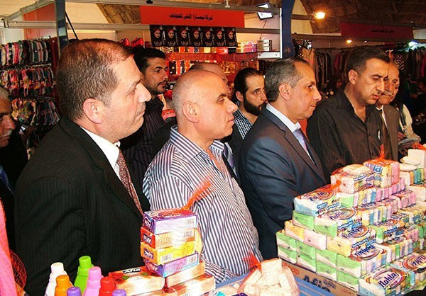 Rất đông người xếp hàng chờ mua đồ tại khu chợ ở thủ đô Syria.