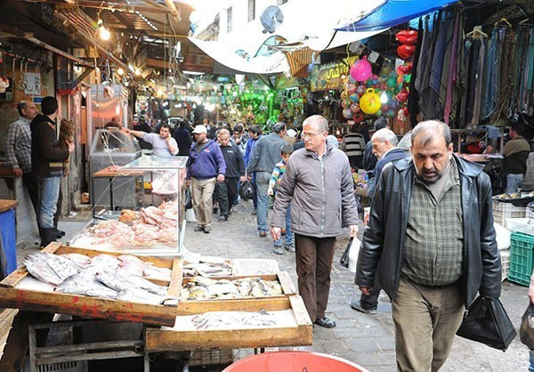 Trước đó, người ta đã bắt gặp cảnh đông đảo người dân Syria vui vẻ đến một khu chợ ở Damascus mua sắm ngay từ khi quân chính phủ Damascus giành được những chiến thắng liên tiếp trước nhóm phiến quân.