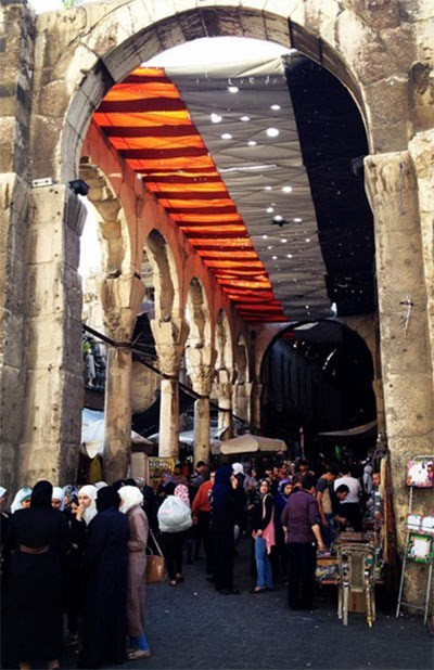 Cảnh đông đúc trong một dãy chợ ở thủ đô Damascus.