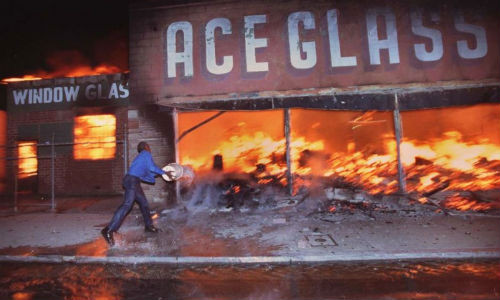 Năm 1992, vụ bạo loạn ở Los Angeles (Mỹ) xảy ra khi hàng nghìn người biểu tình phản đối một phán quyết của tòa án. Trong 6 ngày, các vụ cướp bóc, tấn công, đốt phá, giết người tràn lan,... đã khiến 53 người chết và hơn 2.000 người khác bị thương.