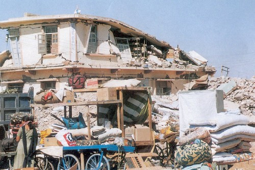 Ngày 26/1/2001, Gujarat hứng chịu trận động đất mạnh 7,7 độ Richter. Cơn địa chấn kéo dài hơn 2 phút đã khiến khoảng 19.727 người thiệt mạng và 167.000 người bị thương. Ngoài ra, gần 400 nghìn ngôi nhà bị phá hủy hoàn toàn. Đây là một trong những thiên tai thảm khốc nhất thế kỷ 21.