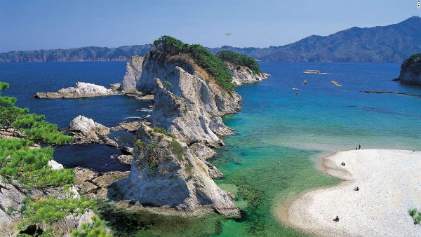 Nhiều cảnh đẹp hút hồn ở vùng Tohoku cho du khách khám phá. Chẳng hạn như bãi biển Jodogahama ở tỉnh Iwate. Được biết, vùng Tohoku bao gồm 6 tỉnh là Aomori, Akita, Fukushima, Iwate, Miyagi và Yamagata.