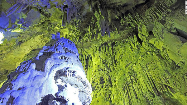Abukuma-do là một hệ thống hang động đá vôi dài 3.000 mét ở ngoại ô thành phố Tamura, tỉnh Fukushima. Tuy nhiên, chỉ 600 mét hang động được mở cửa cho du khách khám phá.