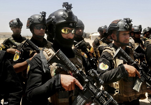 Lực lượng chống khủng bố của Iraq tập kết trước khi chiến dịch tổng tấn công tái chiếm Fallujah bắt đầu.
