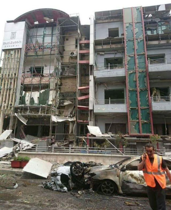 Kênh truyền hình Syria đưa tin ngày 3/5, hàng chục người thương vong sau khi những "kẻ khủng bố" nã tên lửa vào bệnh viện al-Dabbit ở thành phố Aleppo.