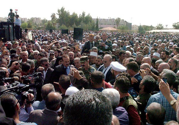 Hàng nghìn người dân Syria đã đến dự lễ tang của Tướng Issam Zahreddine. Ảnh: FNA.
