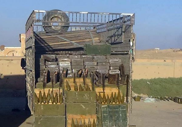 Vài ngày trước, lực lượng chính phủ Syria cũng tịch thu nhiều loại vũ khí khác nhau của nhóm khủng bố, trong đó có lượng lớn đạn dược và hệ thống liên lạc, ở khu Jubb al-Jarah, Đông Homs. Ảnh: FNA.