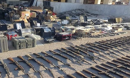 “Lực lượng chính phủ Damascus đã phát hiện một số lượng lớn đạn dược, vũ khí và các trang thiết bị quân sự mà nhóm khủng bố IS bỏ lại ở thành phố Mayadin, tỉnh Deir Ezzor”, nguồn tin cho hay. Ảnh: FNA.